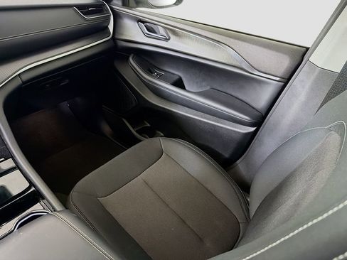 Used 2023 Jeep Grand Cherokee Laredo image 25