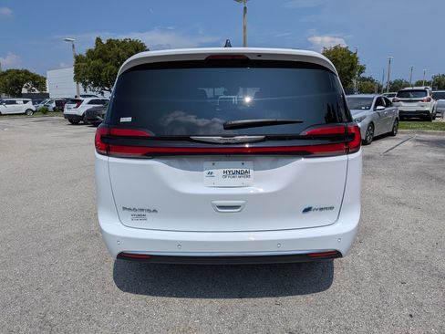 Used 2024 Chrysler Pacifica Pinnacle FWD image 5