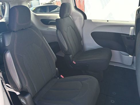 Used 2018 Chrysler Pacifica Touring Plus image 17