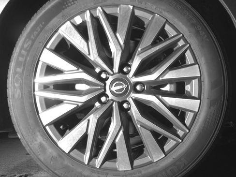 Used 2025 Nissan Altima 2.5 SV FWD image 13