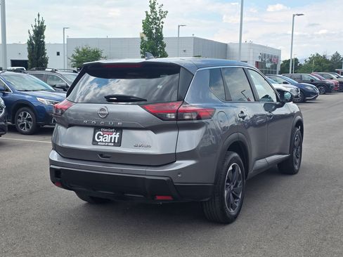 Used 2024 Nissan Rogue SV image 3