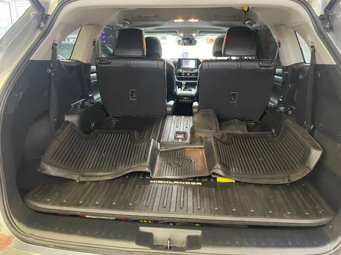 Used 2022 Toyota Highlander XLE AWD/4WD image 22