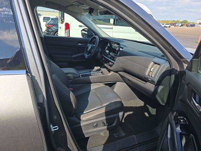 Used 2025 Nissan Pathfinder SL FWD image 12