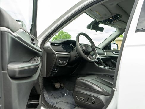 Used 2023 Jeep Grand Cherokee Limited w/ Luxury Tech Group II AWD/4WD image 14