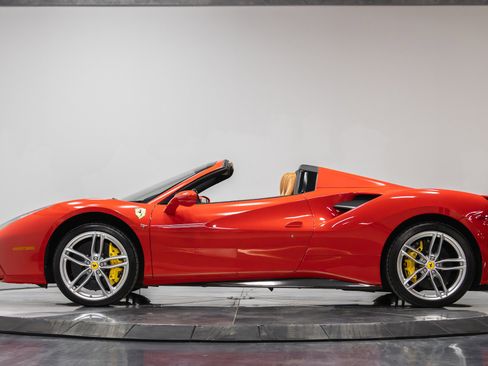 Used 2016 Ferrari 488 Spider image 28