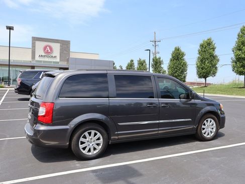 Used 2016 Chrysler Town & Country Touring FWD image 9