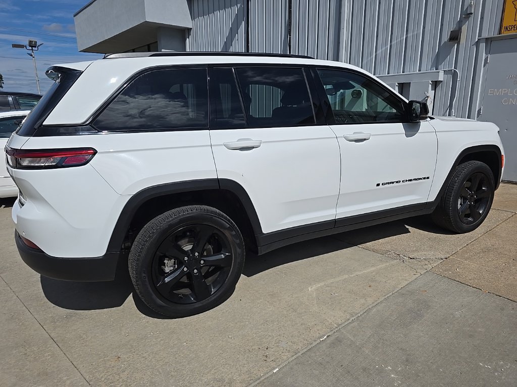 Used 2023 Jeep Grand Cherokee Limited w/ Black Appearance Package AWD/4WD image 10