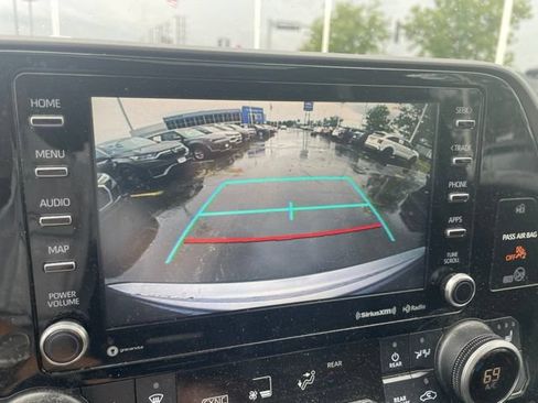 Used 2020 Toyota Highlander XLE AWD/4WD image 14