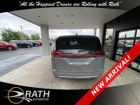Used 2023 Chrysler Pacifica Touring-L FWD image 7