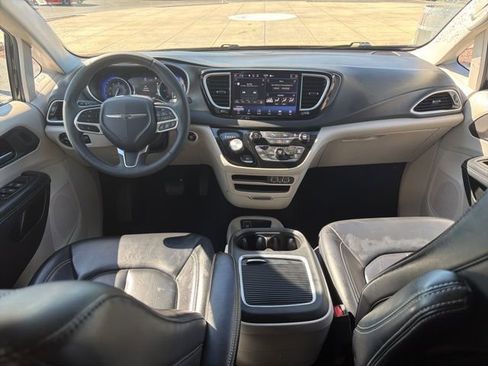 Used 2023 Chrysler Pacifica Touring-L FWD image 18