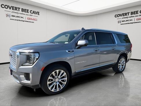 Used 2022 GMC Yukon XL Denali w/ Denali Premium Package image 3