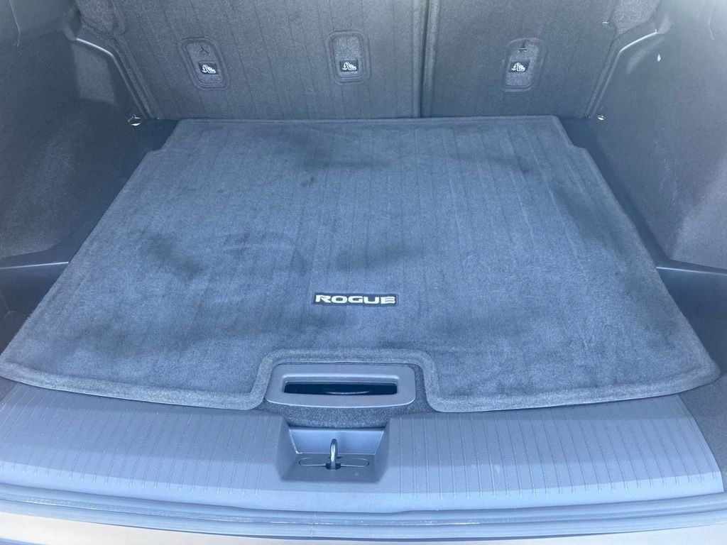 Used 2023 Nissan Rogue S AWD/4WD image 10