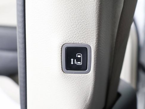 Used 2023 Chrysler Pacifica Touring-L FWD image 36