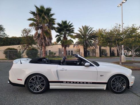 Used 2010 Ford Mustang GT Premium image 4