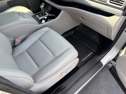 Used 2018 Toyota Highlander XLE image 16