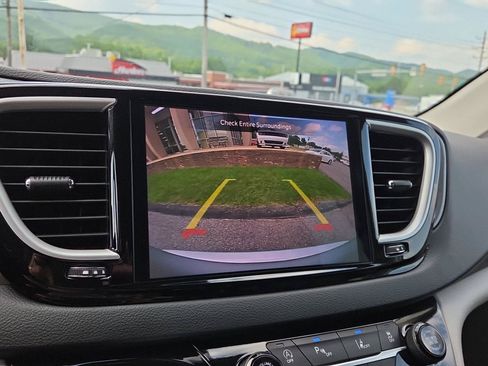 Used 2024 Chrysler Pacifica Touring-L FWD image 31