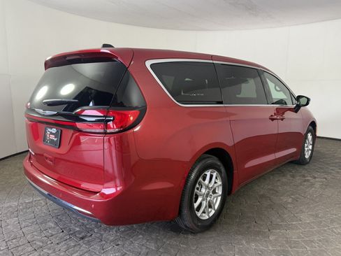 Used 2025 Chrysler Pacifica Select FWD image 9