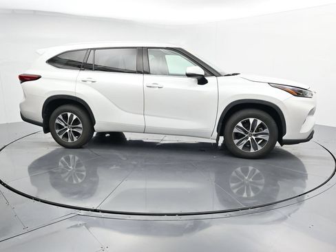 Used 2022 Toyota Highlander XLE AWD/4WD image 9