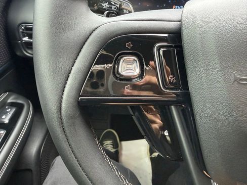 Used 2025 Lincoln Corsair AWD image 18