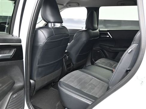 Used 2025 Mitsubishi Outlander AWD image 19