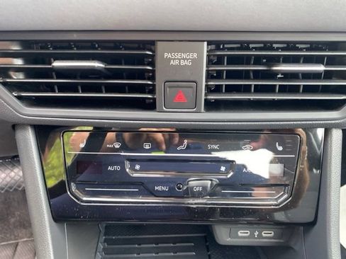 Used 2025 Volkswagen Jetta SE FWD image 22