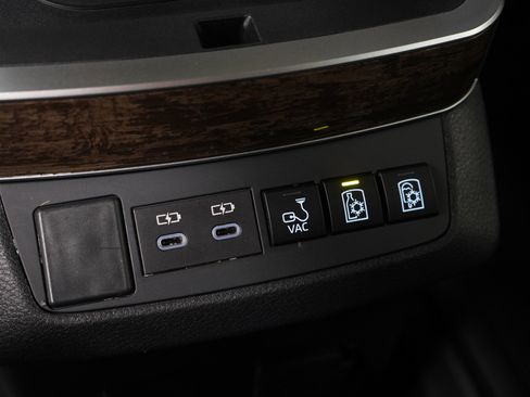 Used 2025 Toyota Sienna Platinum image 24