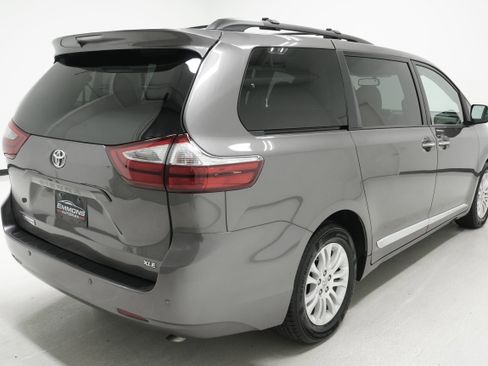 Used 2017 Toyota Sienna XLE w/ XLE Navigation Package FWD image 4