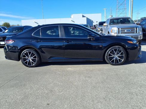 Used 2022 Toyota Camry SE image 25