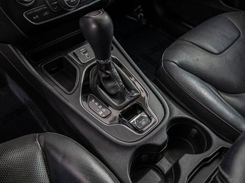 Used 2019 Jeep Cherokee Limited image 19