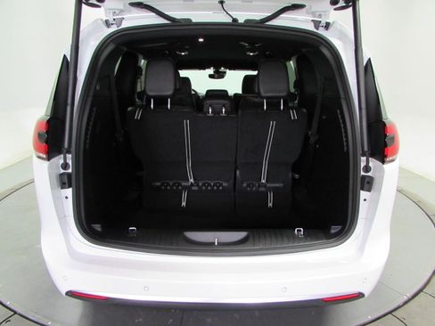 New 2027 Chrysler Pacifica Select FWD image 11