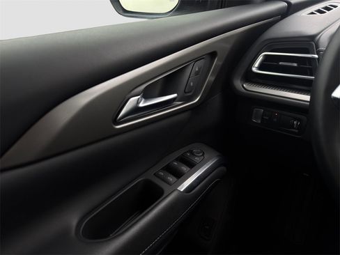 Used 2025 Chevrolet Traverse LT image 12