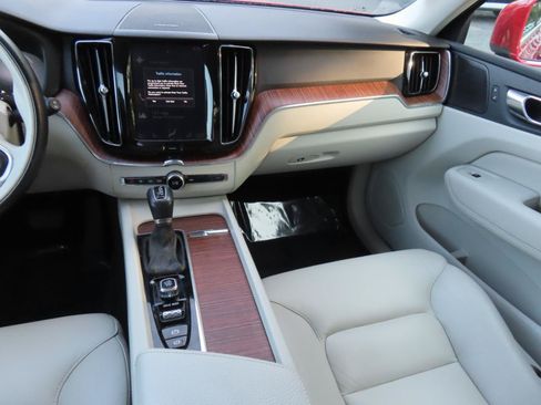 Used 2019 Volvo XC60 T6 Momentum w/ Multimedia Package AWD/4WD image 12