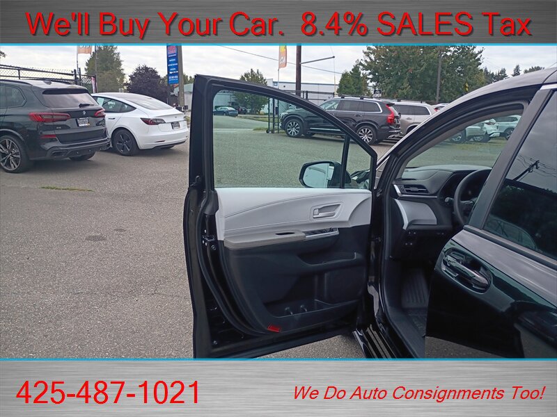 Used 2025 Toyota Sienna LE FWD image 9