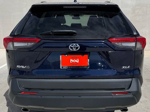 Used 2021 Toyota RAV4 XLE Premium image 4