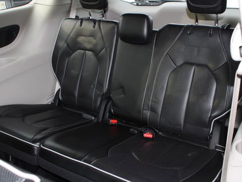 Used 2023 Chrysler Pacifica Limited image 20