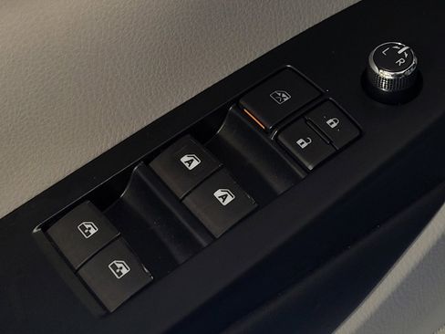 Used 2018 Toyota Highlander XLE FWD image 27