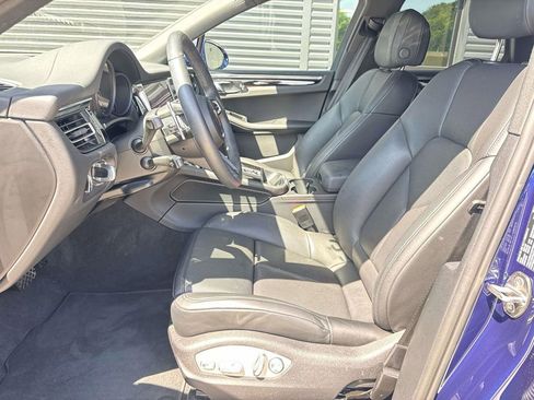 Certified 2025 Porsche Macan AWD/4WD image 5