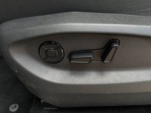 Used 2026 Volkswagen Tiguan SE FWD image 11