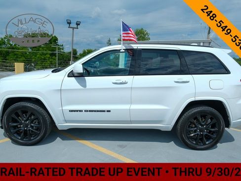 Used 2022 Jeep Grand Cherokee Laredo X AWD/4WD image 2
