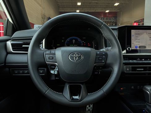 Used 2025 Toyota Camry SE FWD image 32