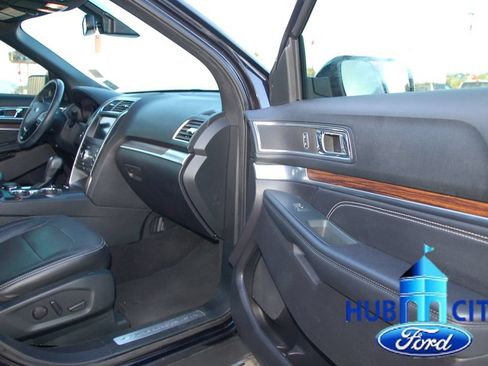 Used 2019 Ford Explorer Limited w/ Ford Safe & Smart Package AWD/4WD image 17