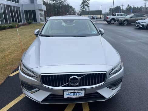 Used 2022 Volvo S60 B5 Inscription image 2
