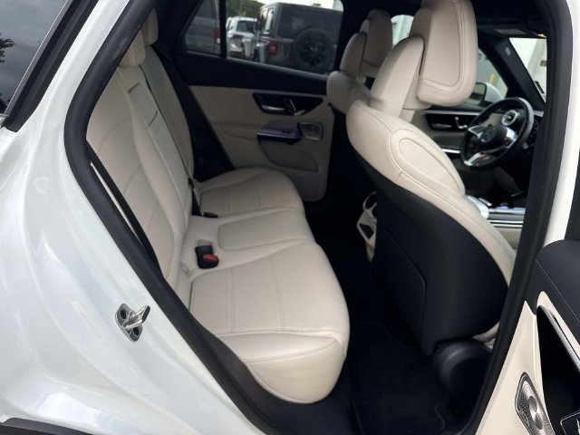 Used 2025 Mercedes-Benz GLC 300 4MATIC image 9