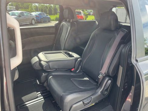 Used 2025 Kia Carnival FWD image 26