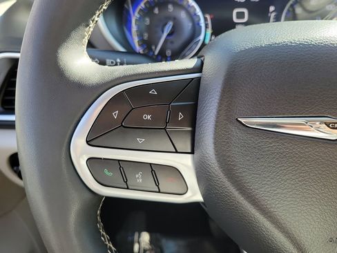Used 2024 Chrysler Pacifica Touring-L FWD image 5