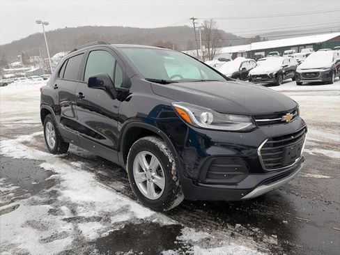 Used 2021 Chevrolet Trax LT w/ Premium Seat Package image 3