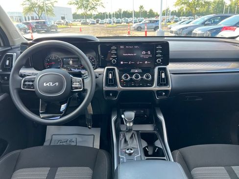 Used 2023 Kia Sorento LX AWD/4WD image 11