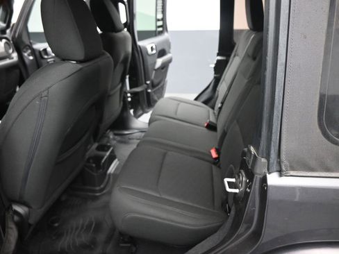 Used 2018 Jeep Wrangler Unlimited Sahara image 16