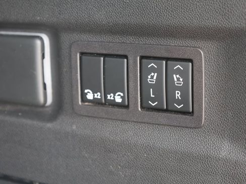 Used 2023 Chevrolet Suburban Premier image 10