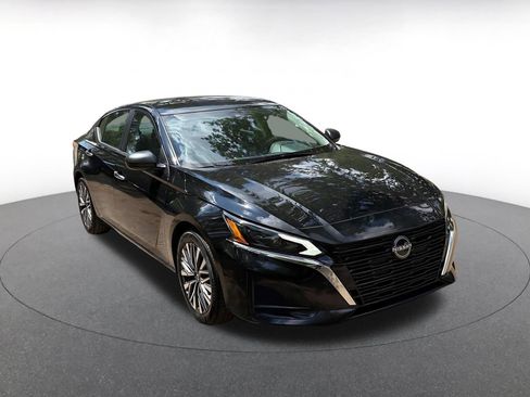 Used 2025 Nissan Altima 2.5 SV image 1